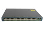 Przedni panel switcha Cisco z 48 portami RJ45 w dwóch rzędach oraz czterema slotami SFP po prawej stronie.