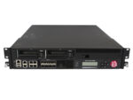 Przód urządzenia F5 BIG-IP z uchami montażowymi, panelem portów SFP+ i RJ45 oraz wyświetlaczem LCD po prawej stronie.
