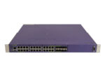 Fioletowy switch Extreme Networks od przodu z 24 portami RJ45 i rzędem slotów SFP po prawej stronie.