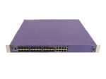 Przód fioletowego switcha Extreme Networks z rzędami portów SFP i RJ45 oraz uszami montażowymi po bokach.