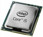 Procesor Intel Core i5 z metalową osłoną z logo na wieczku i widocznymi złotymi pinami na spodzie.