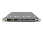 Przód switcha Force10 S50 z rzędami 48 portów RJ45 i portami SFP z prawej strony, uszy montażowe widoczne po bokach.
