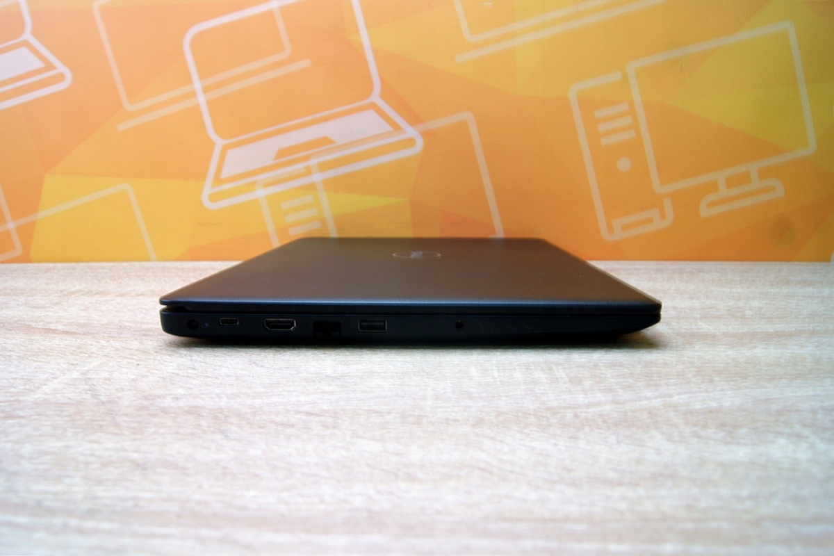 Zamknięty laptop Dell Latitude 3490 widziany z boku, widoczna cienka krawędź obudowy i port USB.