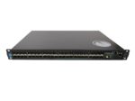Przedni panel switcha Arista Metamako z 48 portami SFP+ w rzędach oraz uszami montażowymi do szafy rack.