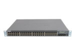 Przód switcha Juniper z 48 portami RJ45 w dwóch rzędach, diodami stanu i uszami montażowymi do szafy rack.