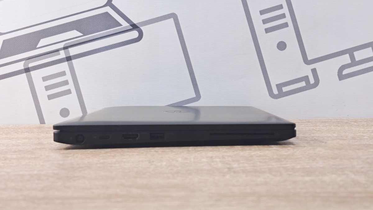 Zamknięty laptop Dell Latitude 7390 z boku, widoczne porty USB i HDMI na cienkiej krawędzi obudowy