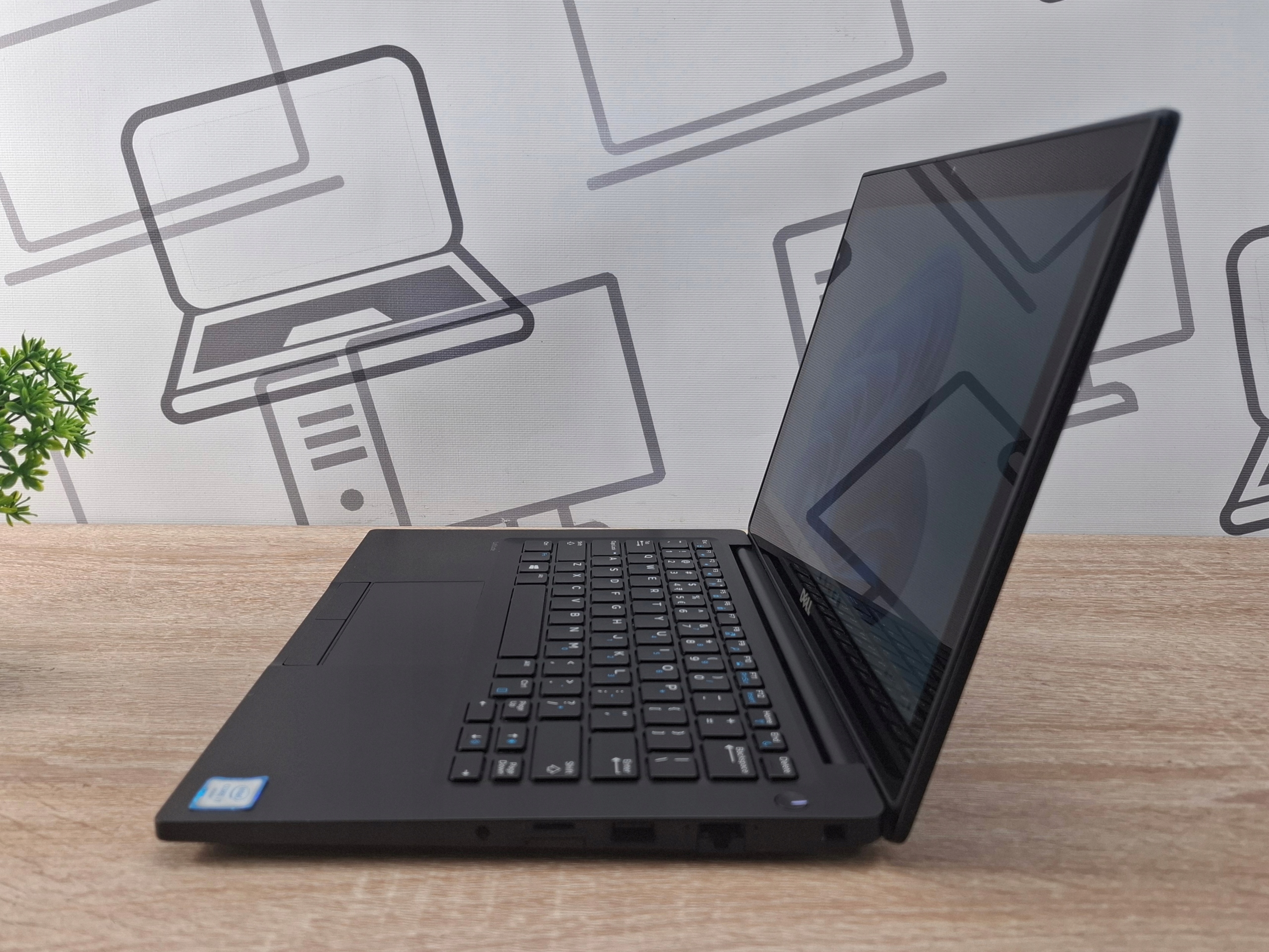 Laptop Dell Latitude 7280 lekko rozłożony, widok z boku pod kątem na klawiaturę i wyłączony ekran