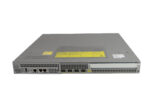 Przedni panel routera Cisco ASR1001 z portami RJ45, slotami SFP i modułem SPA w metalowej obudowie rack.