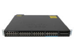Przód switcha Cisco z widocznymi 48 portami RJ45 w rzędach oraz slotami SFP+ po prawej stronie, obudowa z uszami montażowymi.