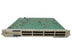Moduł Cisco z widoczną płytą elektroniczną i dwoma rzędami po 16 slotów SFP+, wysunięty z obudowy pod kątem.
