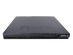 Przedni panel switcha Juniper EX4200-24F z rzędem 24 slotów SFP i wyświetlaczem LCD z boku.