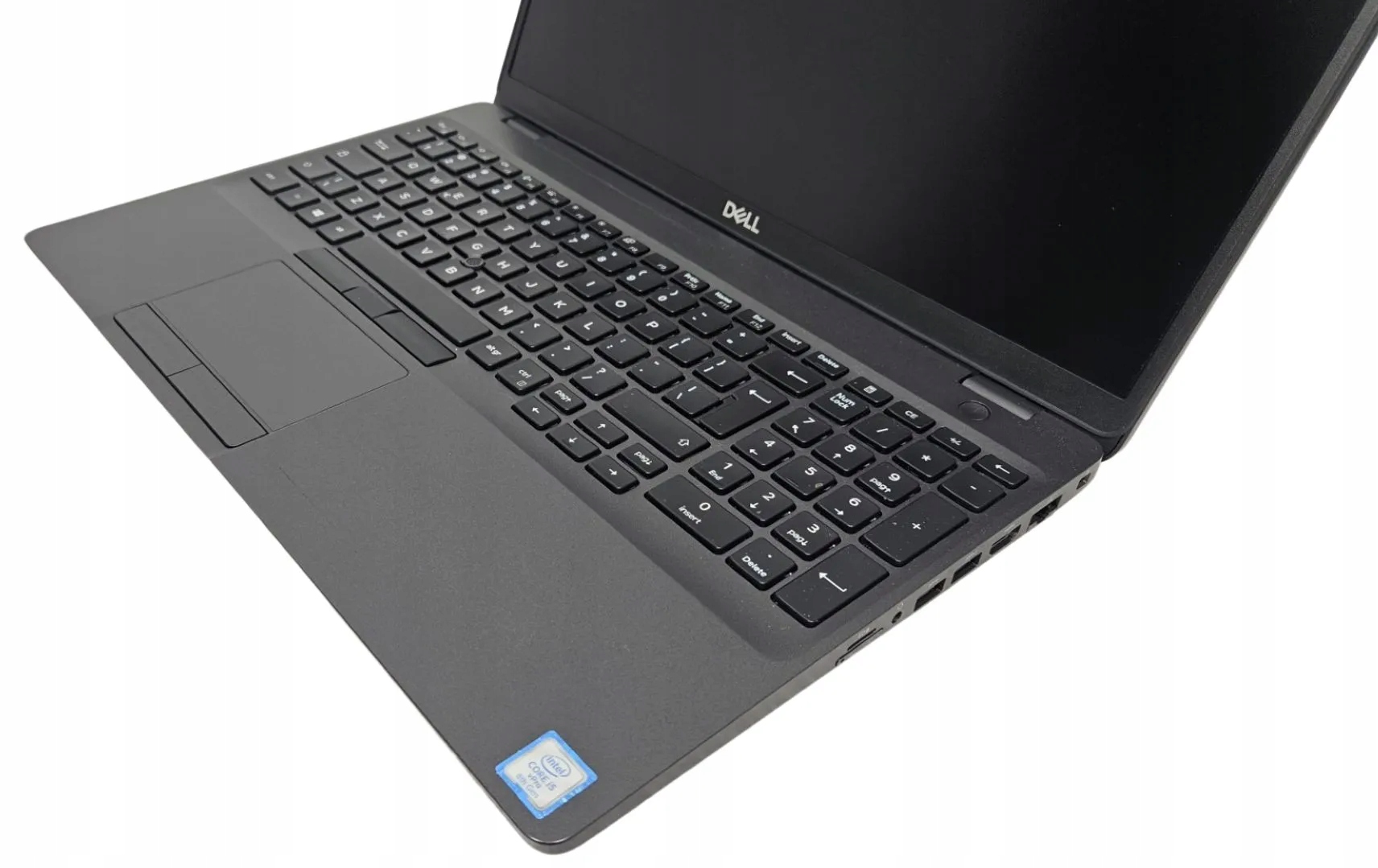 Laptop Dell Latitude 5500 otwarty pod kątem z boku, widoczna klawiatura, gładzik i naklejki na obudowie.