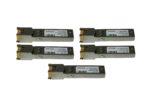 Pięć modułów SFP GBIC z portami RJ45 ułożonych razem, widok od góry na etykiety producenta.