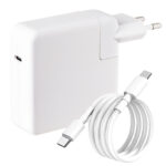 Biała ładowarka USB-C do MacBooka z wtyczką europejską oraz zwinięty biały kabel USB-C obok.