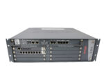 Przód bramy Avaya G450 z zamontowanymi modułami portów RJ45 i uszami montażowymi do szafy rack.