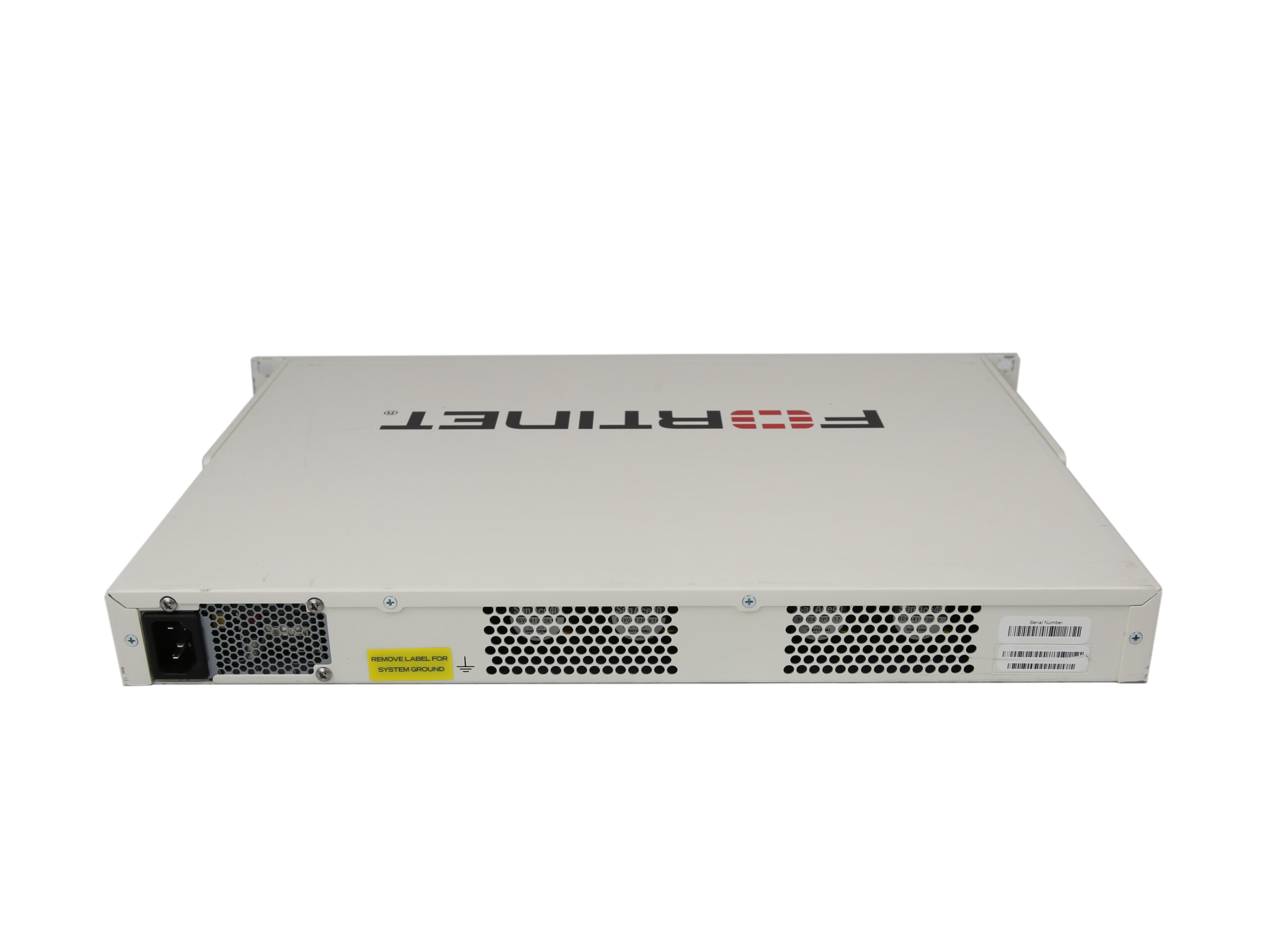 Przód urządzenia Fortinet w jasnej obudowie rack, widoczne logo, otwory wentylacyjne i zasilacz z boku.