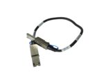 Kabel SAS z metalowymi wtyczkami na obu końcach, krótki czarny przewód z białymi naklejkami opisowymi.