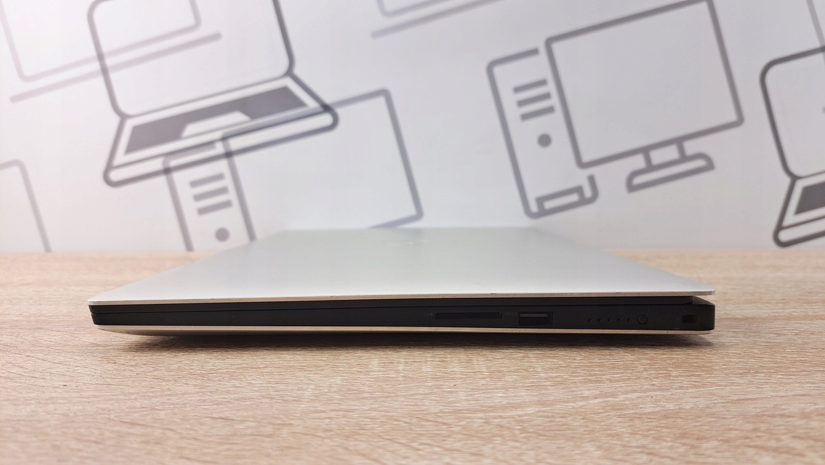 Zamknięty laptop Dell Precision 5530 z boku, widoczny port USB-C i cienka, srebrna obudowa.