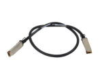 Kabel QSFP+ ze złączami metalowymi po obu końcach, ułożony w łuk na białym tle.
