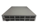 Przód switcha HP SN6500B z wieloma rzędami portów SFP+ w metalowej obudowie rack, widoczne niewielkie zarysowania.