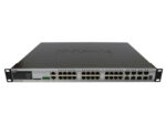 Przedni panel switcha D-Link z uszami montażowymi, rzędem 24 portów RJ45 i dodatkowymi slotami SFP po bokach.