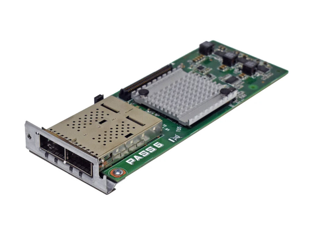 Karta sieciowa IBM z dwoma portami QSFP z metalową osłoną i zieloną płytką PCB widoczną pod kątem