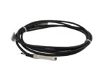 Zwinięty czarny kabel SFP+ Direct Attach z metalowymi wtyczkami na obu końcach, luzem na białym tle.