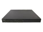 Przedni panel switcha IBM z rzędami portów SFP+ i pojedynczym portem Ethernet po lewej stronie.