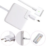 Biały zasilacz Apple z wtyczką europejską i kablem zakończonym magnetyczną wtyczką MagSafe 2, ze zbliżeniami wtyczki i złącza.