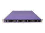 Przedni panel fioletowego switcha Extreme Networks z 48 portami RJ45 i uszami montażowymi do szafy rack.