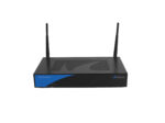 Firewall Barracuda NextGen F80 pod kątem z przodu, z dwiema antenami wystającymi z tylnej krawędzi obudowy.