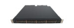 Przedni panel switcha Extreme Networks z widokiem pod kątem, widoczne 48 portów RJ45 i uszy montażowe do szafy rack.
