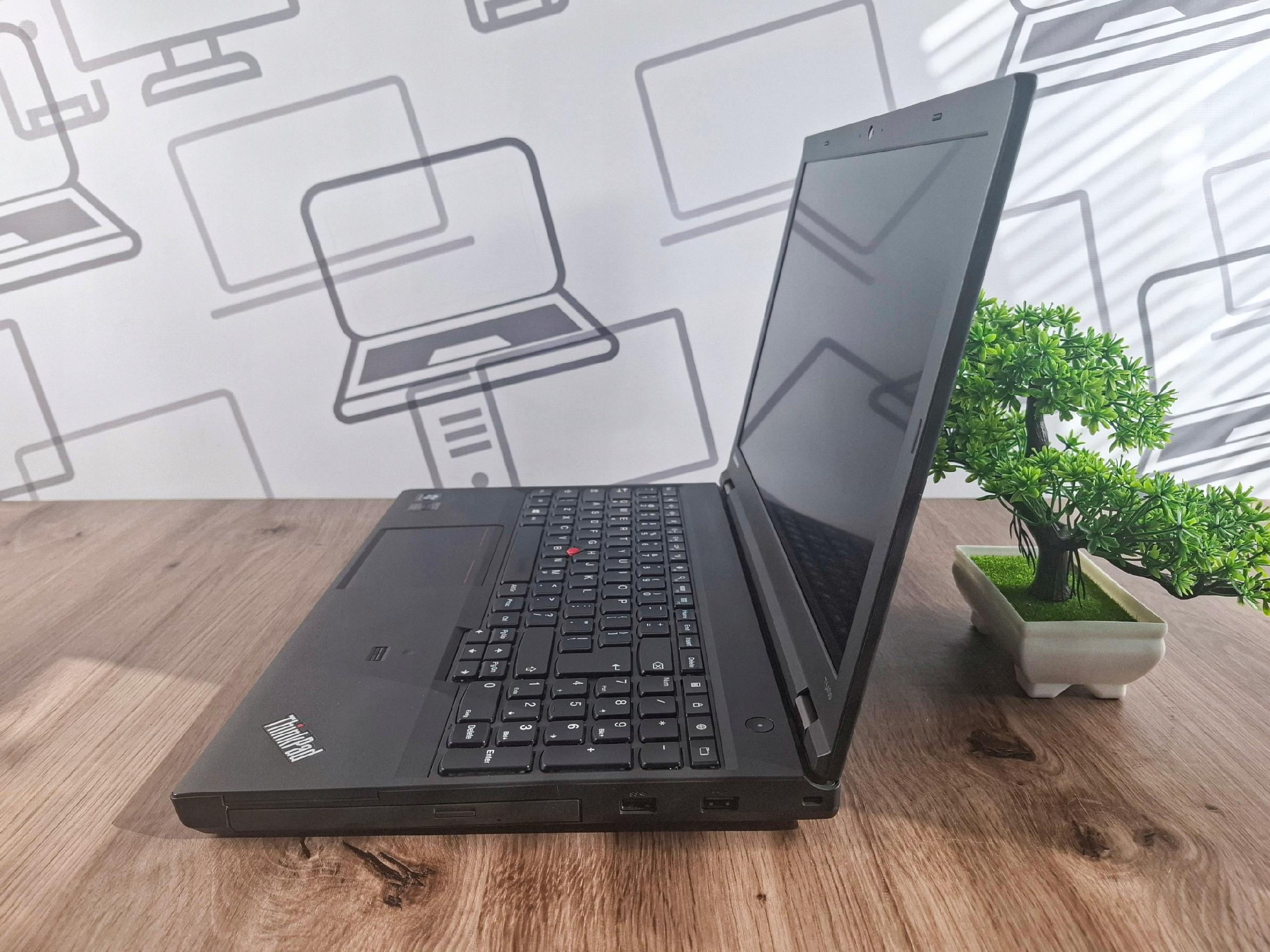 Laptop Lenovo ThinkPad T540p otwarty pod kątem z boku, widoczna klawiatura i lewy profil z portami.
