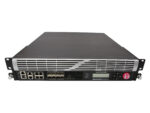Przód urządzenia F5 BIG-IP w obudowie rack z portami RJ45, slotami SFP+, wyświetlaczem LCD i uszami montażowymi po bokach.