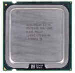 Procesor Intel Pentium Dual-Core E2140 widziany z góry, metalowa pokrywa z nadrukowanym oznaczeniem modelu, złocone piny na obudowie ceramicznej.