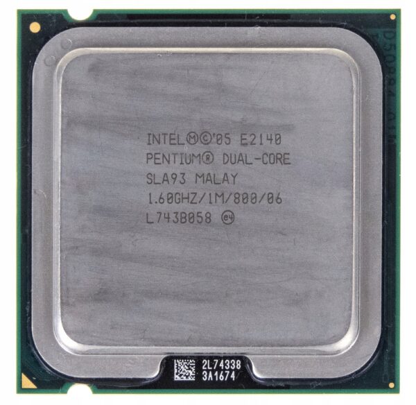 Procesor Intel Pentium Dual-Core E2140 widziany z góry, metalowa pokrywa z nadrukowanym oznaczeniem modelu, złocone piny na obudowie ceramicznej.