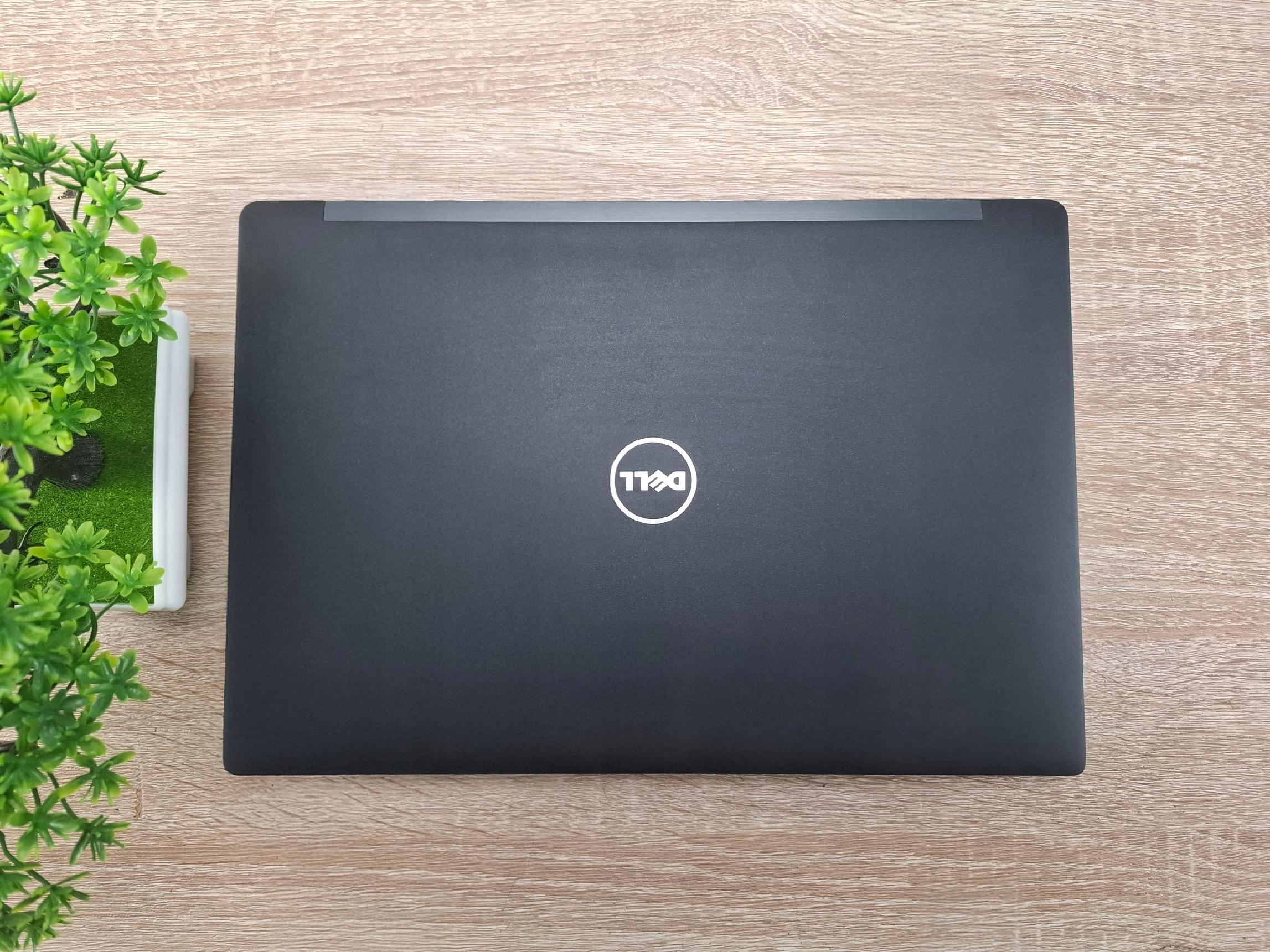 Zamknięty laptop Dell widziany od tyłu z logo na pokrywie, obudowa czarna, matowa, bez widocznych rys.