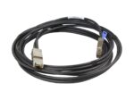 Zwinięty czarny kabel Mini-SAS to SAS z metalowymi wtyczkami na obu końcach, jedna z niebieską osłoną.