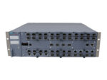 Przód szarej obudowy modularnej switcha Siemens z wielorzędowym układem licznych portów SFP i RJ45 oraz uszami montażowymi.