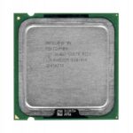 Procesor Intel Pentium 4 widziany z góry, złota metalowa płytka pokrywy na zielonym podłożu ze złotymi stykami LGA775.