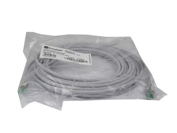 Zwinięty szary kabel sieciowy w foliowym opakowaniu z naklejką z opisem produktu, dwie wtyczki widoczne po bokach.