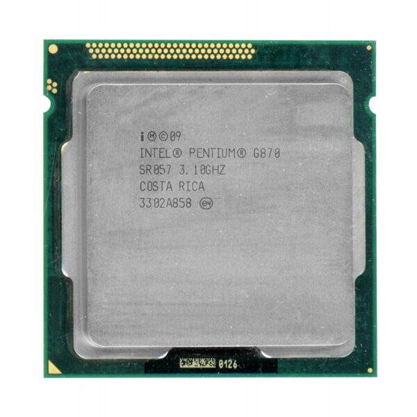 Procesor Intel Pentium G870 widziany z góry, metalowa pokrywa z oznaczeniami i widoczne złocone piny na spodzie płytki.