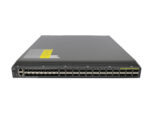 Przód switcha Cisco UCS-FI z widocznymi rzędami portów SFP+ i QSFP+ oraz żółtą etykietą ostrzegawczą po lewej stronie.