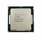 Procesor Intel Core i5-8600 widziany od góry, metalowa pokrywa ze oznaczeniami modelu, złote piny widoczne na krawędzi.