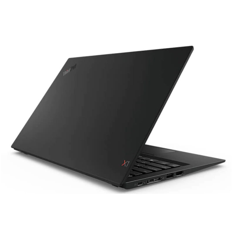 Zamknięty laptop Lenovo ThinkPad X1 Carbon widziany z tyłu pod kątem, czarna matowa obudowa z logo X1.