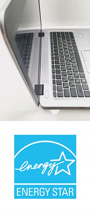 Zbliżenie na uchylony ekran laptopa HP z widoczną krawędzią klawiatury oraz logo Energy Star poniżej.