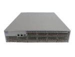 Przedni panel switcha EMC DS-5300B z wieloma rzędami portów SFP i dwoma niebieskimi portami zarządzania po lewej.