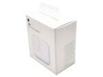 Białe pudełko ładowarki Apple 12W USB Power Adapter z logo Apple i zawieszką do ekspozycji, widok pod kątem z boku.