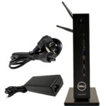 Thin client Dell Wyse 5070 w pionowej podstawce z dwiema antenami Wi-Fi, obok zasilacz i kabel zasilający.
