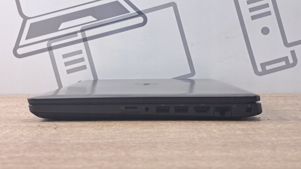 Zamknięty laptop Dell Latitude 5400 z boku, widoczne porty USB-C, USB-A i HDMI na krawędzi obudowy.